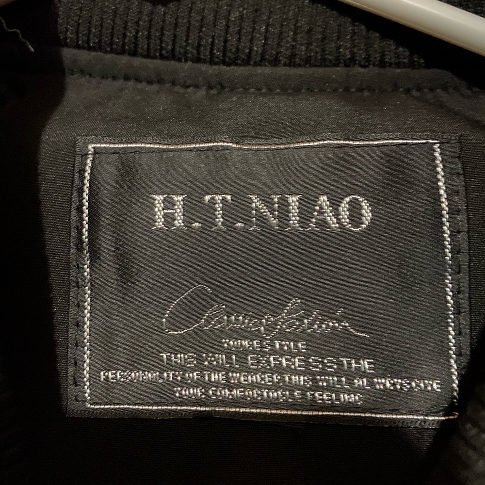This is a bomber jacket brandH.T niao